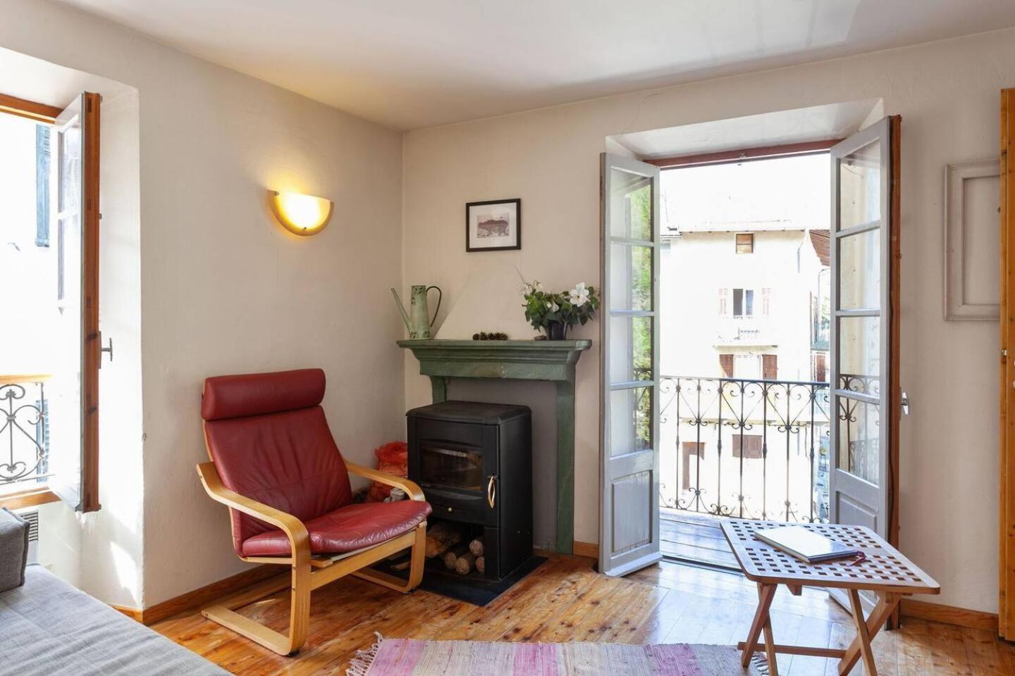 Sunny 1-Bed Apartment In Lovely Mountain Village La Brigue Buitenkant foto